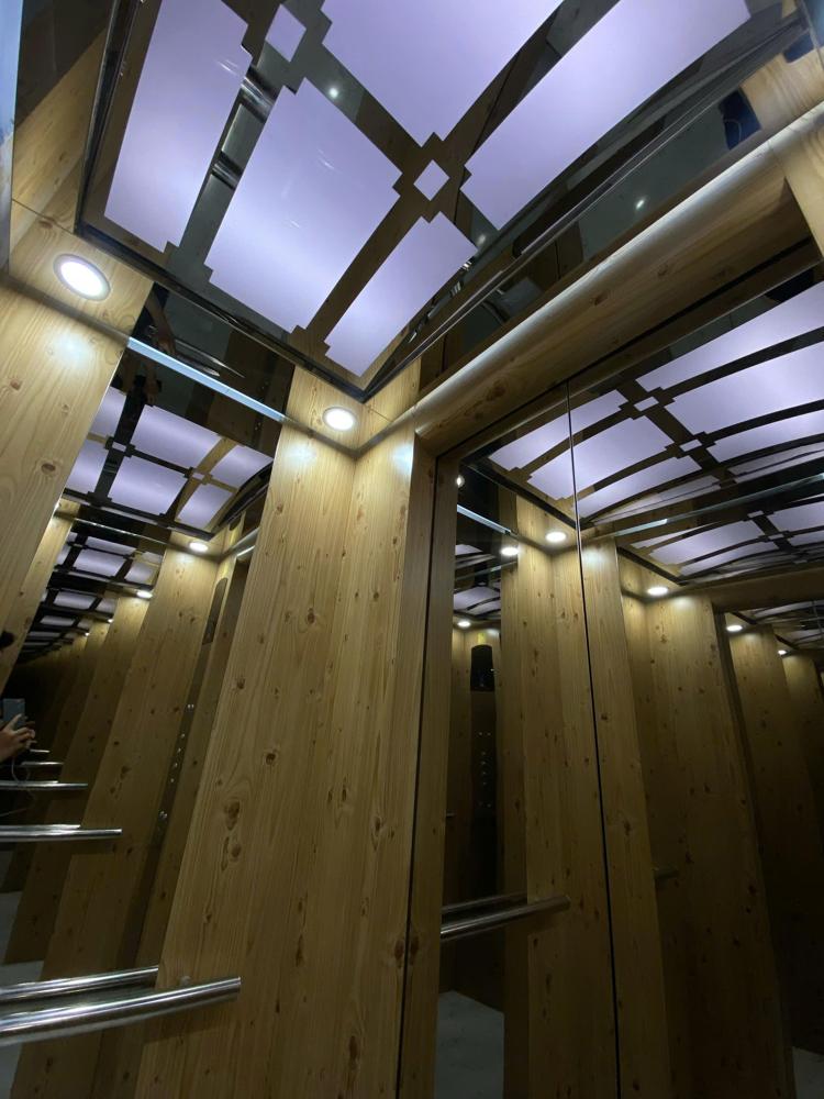 Cabin ốp gỗ, trần đèn âm.