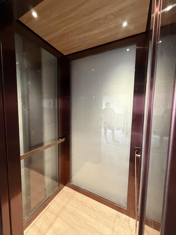 Cabin vách kính mờ, sàn gỗ.